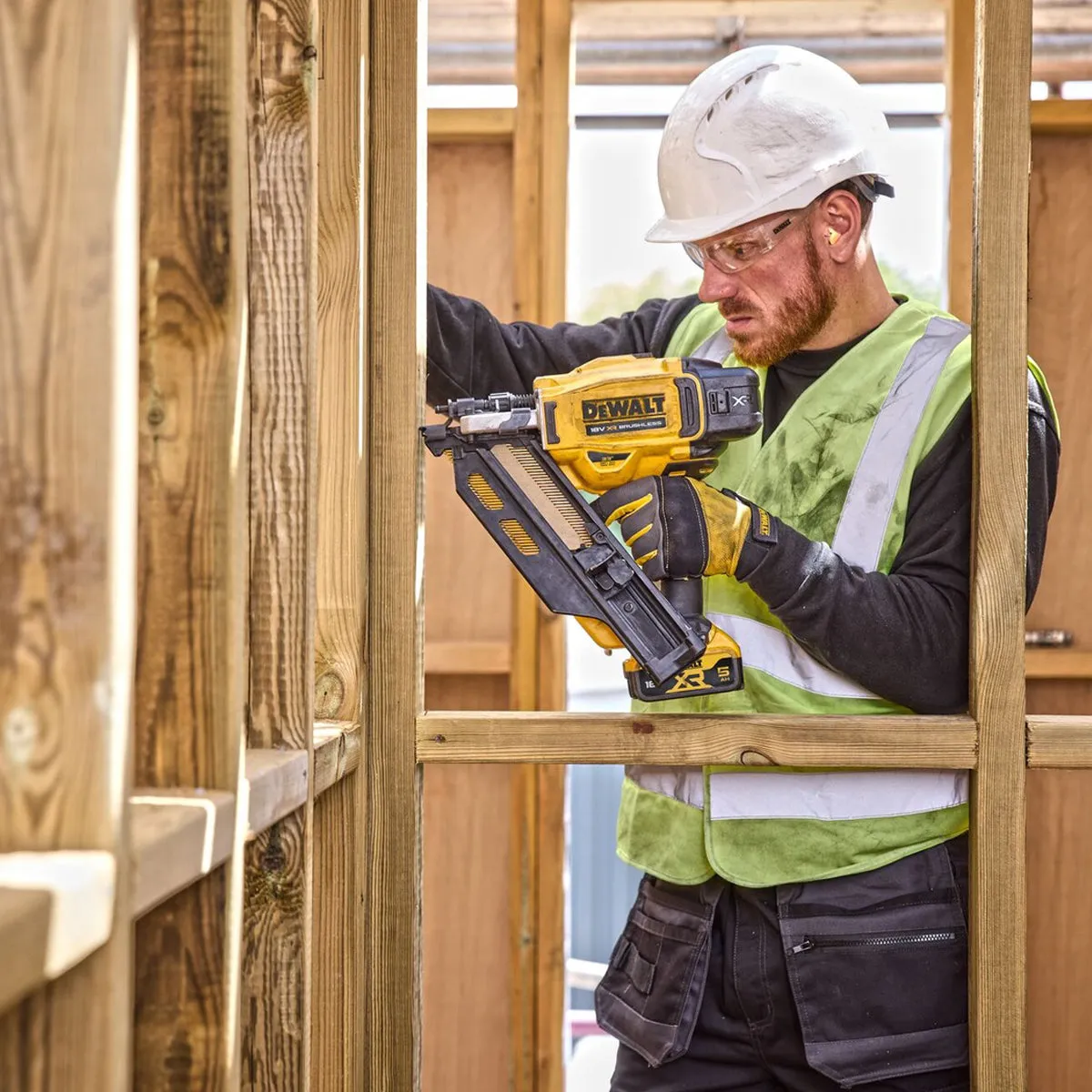 DeWalt DCN930N 18V Brushless First Fix Framing Nailer with 2 x 4.0Ah Battery