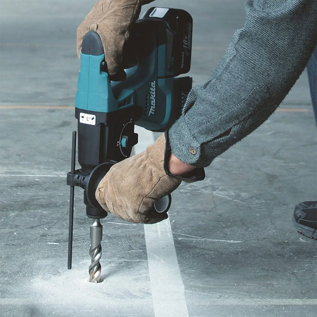Makita DHR243RTJ 18V Brushless SDS  Rotary Hammer Drill With 2 x 5.0Ah Battery. Charger & 4 Piece Chisel