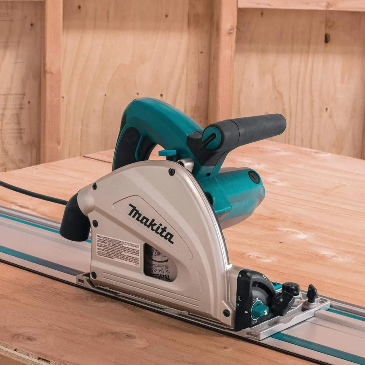 Makita SP6000J2 165mm Plunge Cut Saw 240V with 1 x 3000mm Guide Rail & Clamp