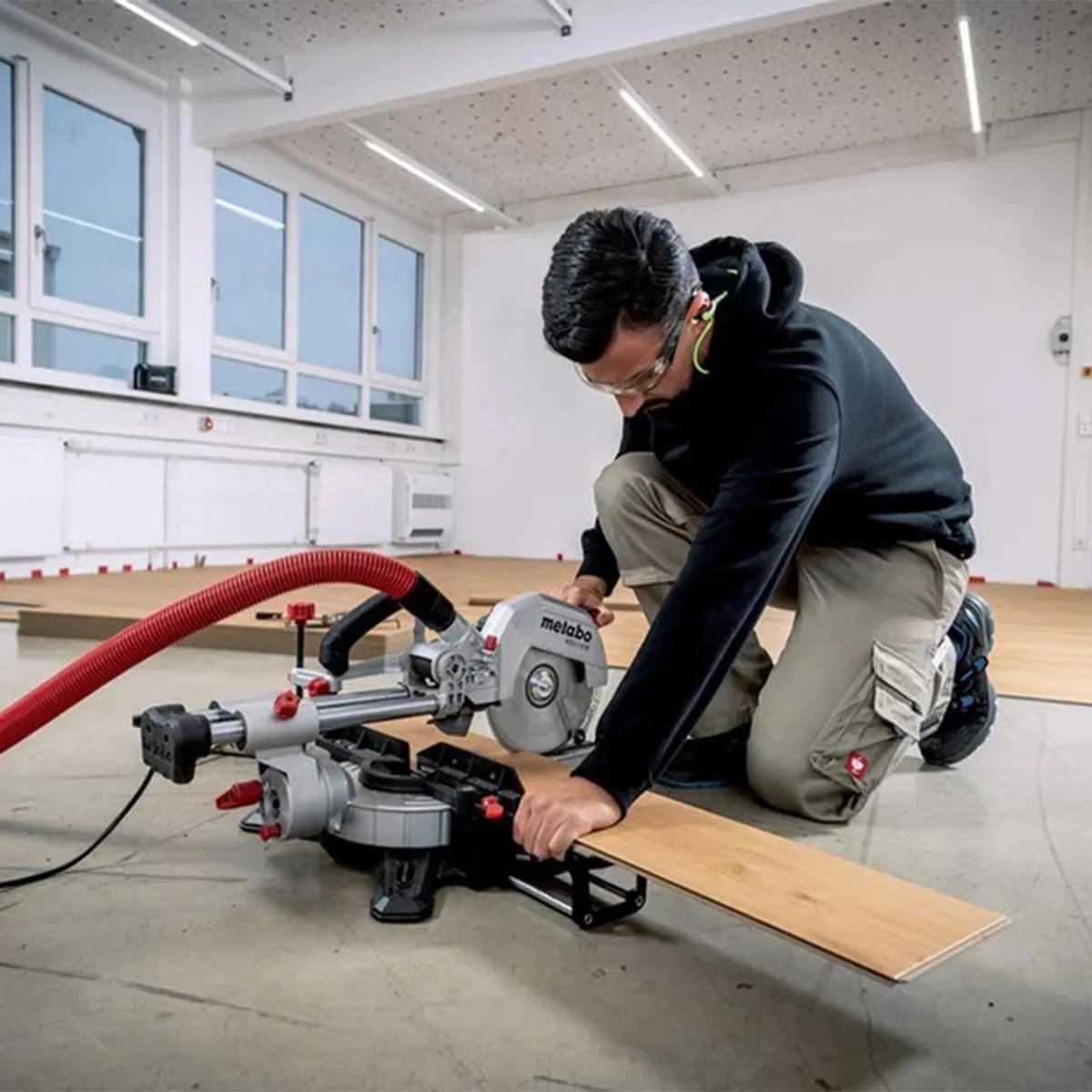 Metabo KGS 216mm Single Bevel Sliding Mitre Saw 240V with Universal Leg Stand