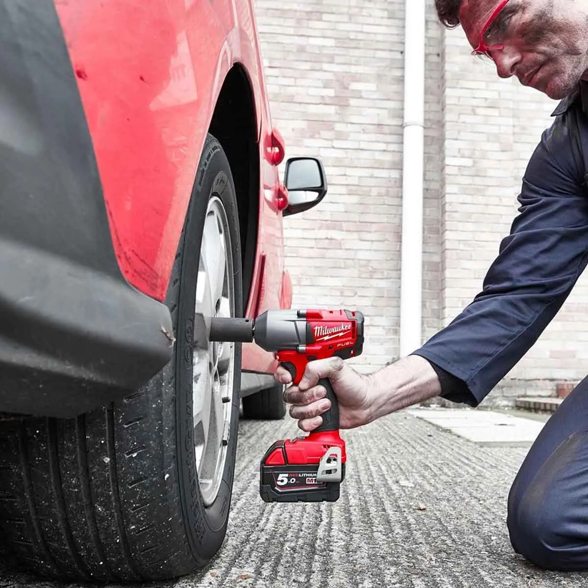 Milwaukee M18FMTIW2F12-0X 18V Brushless 1/2 Impact Wrench with 1 x 5.0Ah Battery Charger & Case