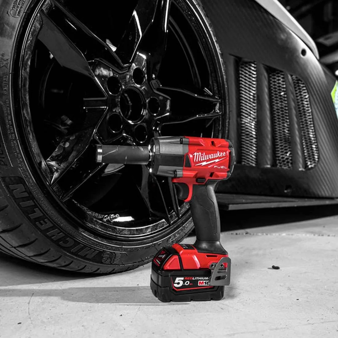 Milwaukee M18FMTIW2F12-502X 18V Fuel Brushless 1/2 Impact Wrench with Accessories Set