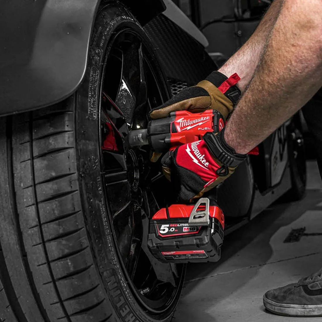 Milwaukee M18FMTIW2F12-502X 18V Fuel Brushless 1/2 Impact Wrench with Accessories Set