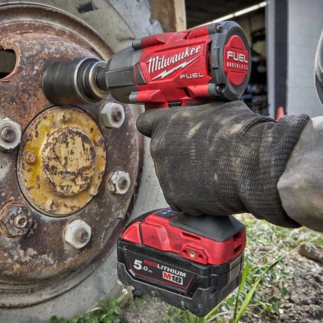 Milwaukee M18FMTIW2F12-502X 18V Fuel Brushless 1/2 Impact Wrench with Accessories Set