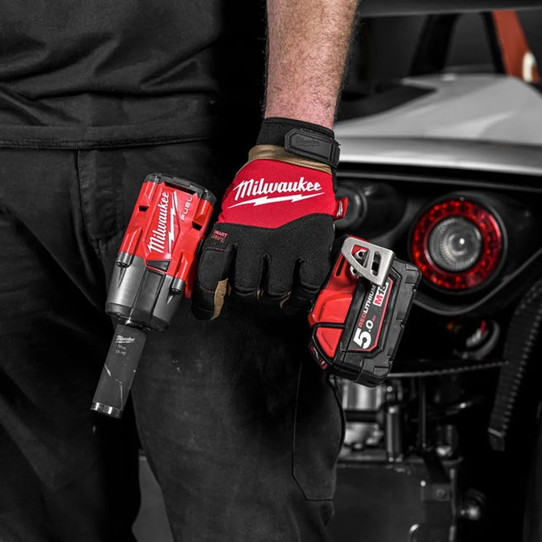Milwaukee M18FMTIW2F12-502X 18V Fuel Brushless 1/2 Impact Wrench with Accessories Set